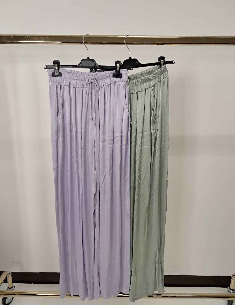 Pantalone con coulisse e tasche