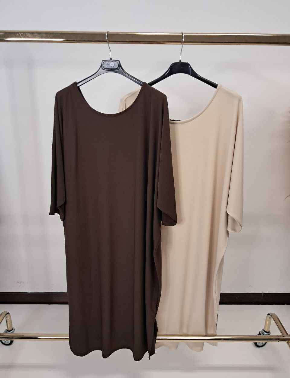 Vestito girocollo con spacchetti laterali