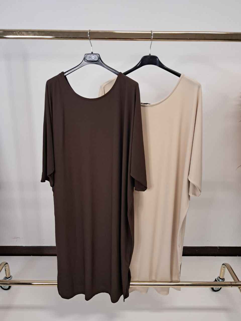 Vestito girocollo con spacchetti laterali