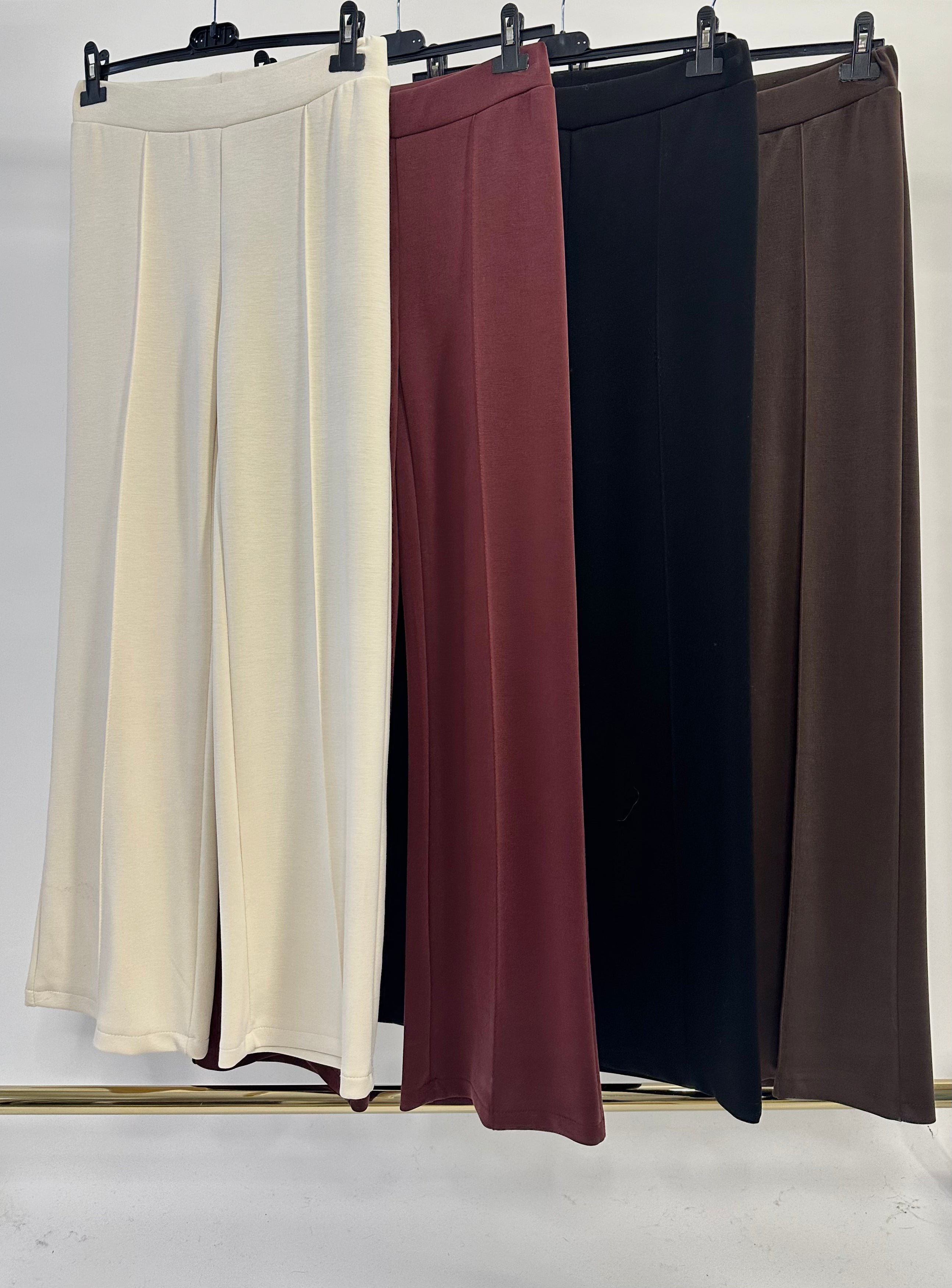 Pantalone con riga e con elastico in vita